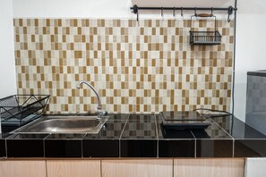 Habitación | Cocina privada | Refrigerador, parrilla de estufa y tetera eléctrica