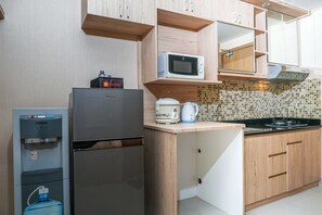 Habitación | Cocina privada | Refrigerador, parrilla de estufa y utensilios de cocina 