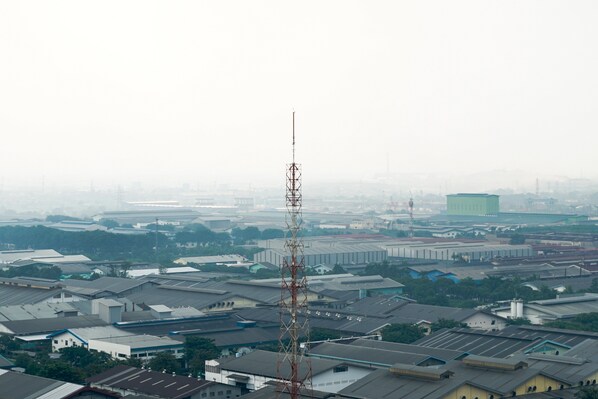 Un edificio de gran altura con una antena destacada.