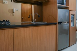 Fridge, stovetop, cookware/dishes/utensils - Elegant New Studio The Oasis Apartment (Cikarang)
