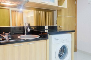 Zimmer | Eigene Küche | Kühlschrank, Herdplatte, Kochgeschirr/Geschirr/Besteck