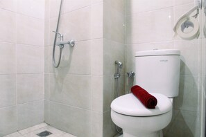 Chambre | Salle de bain | Douche, serviettes fournies, shampooing