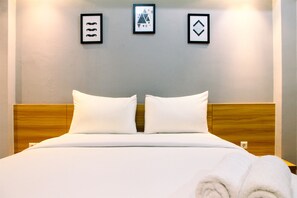 1 bedroom, desk, free WiFi, bed sheets - Modern and Comfy Studio @ Mustika Golf Apartment (Cikarang)