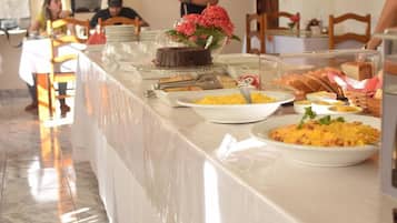 Café da manhã com buffet grátis todos os dias