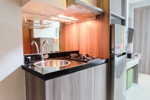 Private kitchen - Comfy Studio Woodland Park Residence Apartment (Jakarta)
