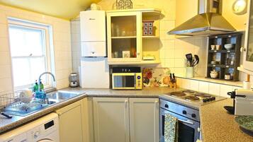 Lemari es, microwave, oven, dan kompor