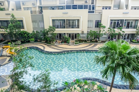 Outdoor pool. Spacious 1BR for 5 Pax at Maple Park Apartment