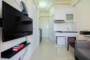 Room | Room amenity - Tranquil 2BR @ Green Pramuka Apartment (Jakarta)