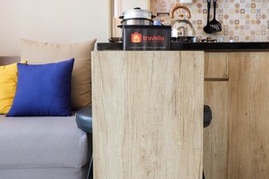 Room | Private kitchen | Fridge, stovetop, cookware/dishes/utensils - Modern and Bright 2BR Green Pramuka Apartment (Jakarta)