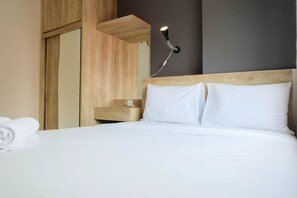 Room | 2 bedrooms, desk, free WiFi, bed sheets - Modern and Bright 2BR Green Pramuka Apartment (Jakarta)