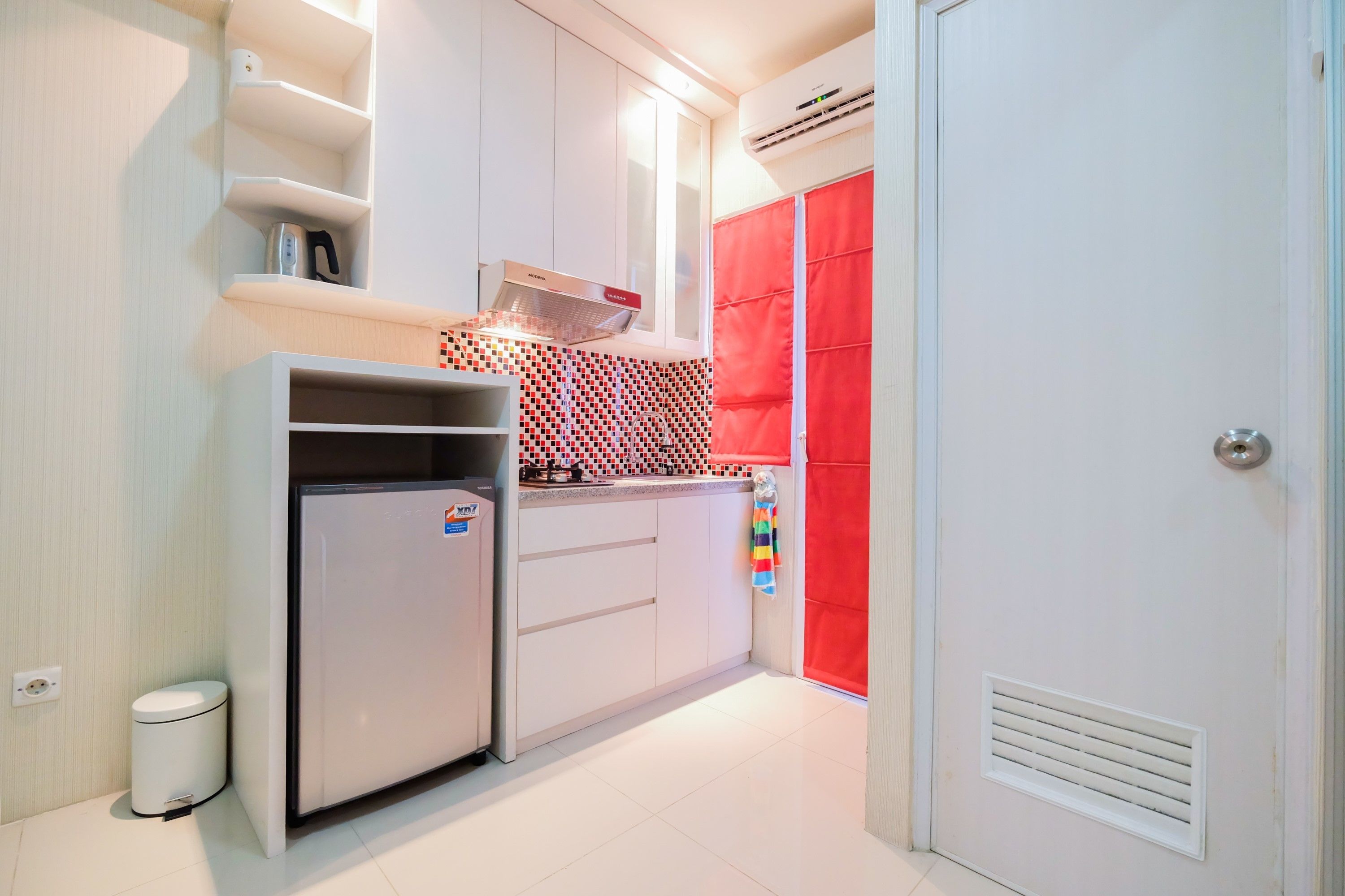 Room | Private kitchenette | Fridge, stovetop, electric kettle, cookware/dishes/utensils