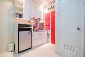 Refrigerador, placa de cocina, tetera/pava eléctrica