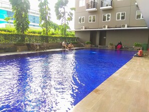 Outdoor pool - Comfy Studio Room Sunter Park View Apartment (Jakarta)