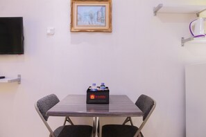 Room | In-room dining - Comfy Studio Room Sunter Park View Apartment (Jakarta)