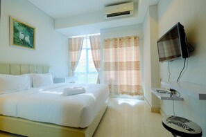 Room | 1 bedroom, free WiFi, bed sheets - Best Emerald Studio Room Apartment at Capitol Park Residence (Jakarta)