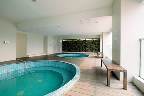 Indoor spa tub - Best Emerald Studio Room Apartment at Capitol Park Residence (Jakarta)