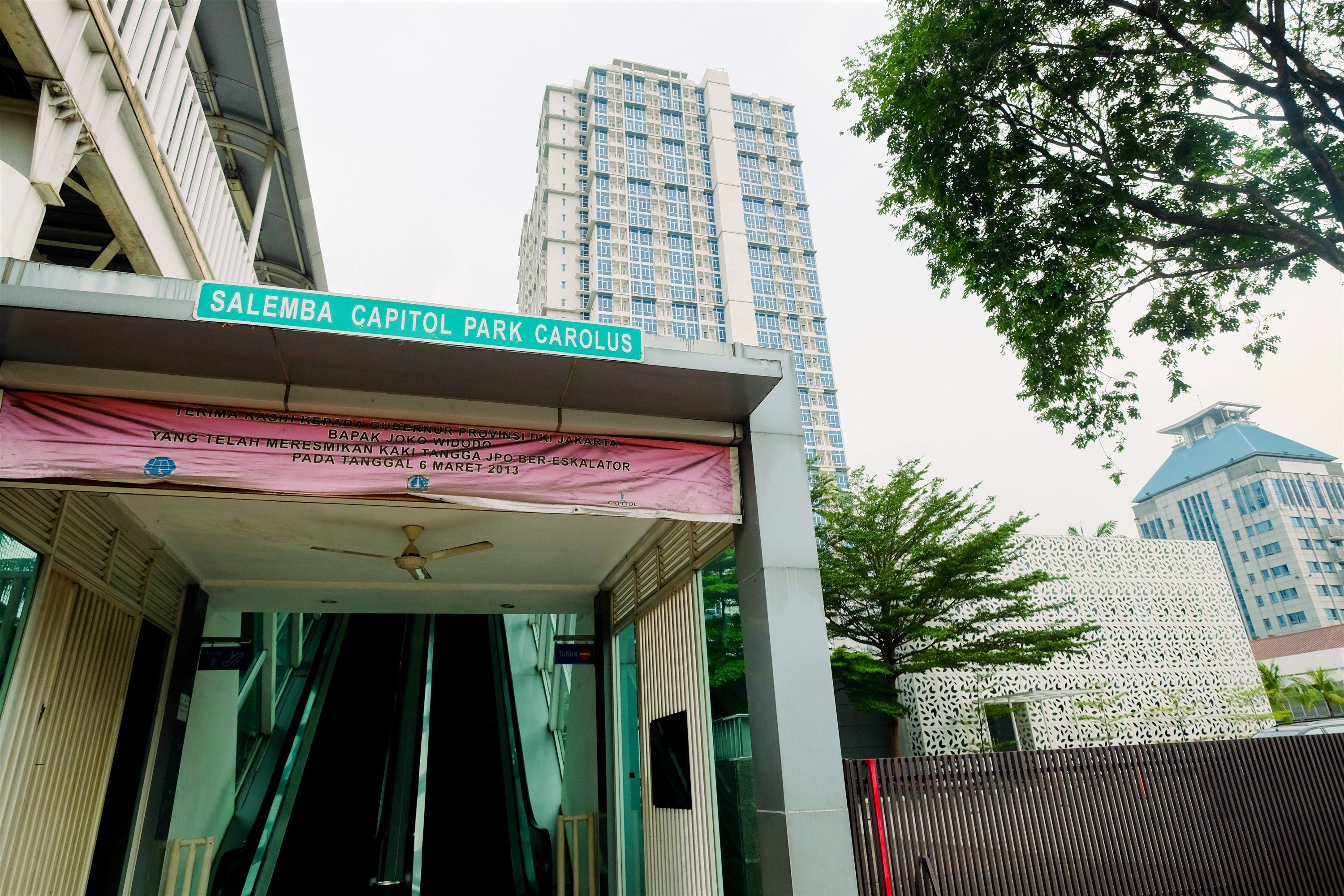 The entrance to Salemba Capitol Park Carolus with a sign indicating the location.