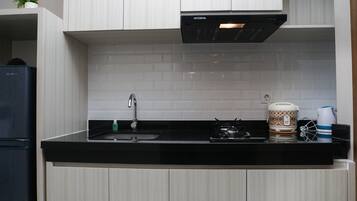 Kamar | Dapur pribadi | Lemari es, kompor, dan peralatan masak/sendok-piring