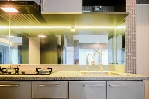 Room | Private kitchenette | Fridge, stovetop, cookware/dishes/utensils - Fabulous Studio Grand Kamala Lagoon Apartment (Bekasi)