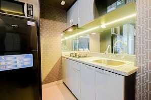Chambre | Cuisinette privée | Réfrigérateur, surface de cuisson, vaisselle et ustensiles