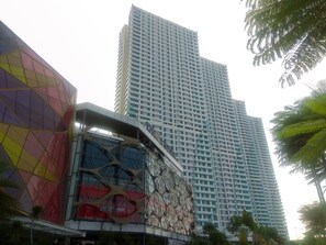 Ein modernes Gebäude mit einer geometrischen Fassade und großen Glasflächen.