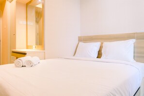 Zimmer | 1 Schlafzimmer, Schreibtisch, Bettwäsche