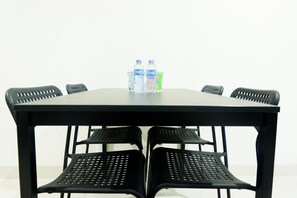 Conference space with a large table and six chairs, ideal for meetings and discussions.