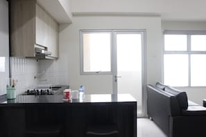 Zimmer | Eigene Küche | Kühlschrank, Herdplatte, Kochgeschirr/Geschirr/Besteck