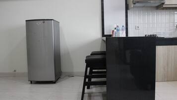 Habitación | Cocina privada | Frigorífico, placa de cocina y utensilios de cocina