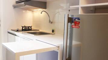 Habitación | Cocina privada | Frigorífico, placa de cocina y utensilios de cocina