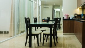 Una cocina moderna con zona de comedor.