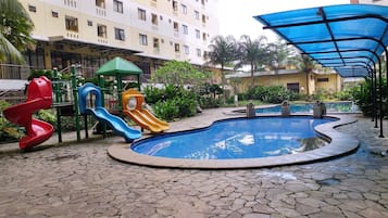 Una piscina al aire libre