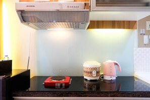 Room | Private kitchenette | Fridge, stovetop, cookware/dishes/utensils