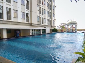 Outdoor pool - Cozy Studio Green Lake Sunter Apartment (Jakarta)