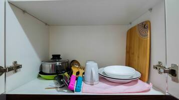 Room | Private kitchenette | Fridge, stovetop, cookware/dishes/utensils