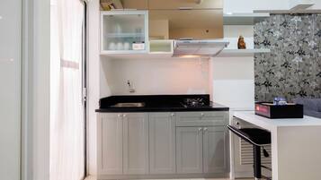 Kamar | Dapur pribadi | Lemari es, kompor, ketel listrik, dan peralatan masak/sendok-piring