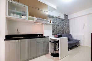 Quarto | Cozinha privada | Geladeira, cooktop, chaleira elétrica