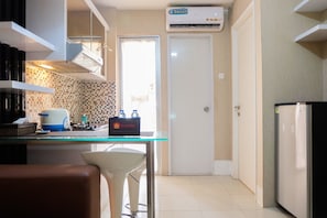 Chambre | Cuisine privée | Réfrigérateur, surface de cuisson, vaisselle et ustensiles