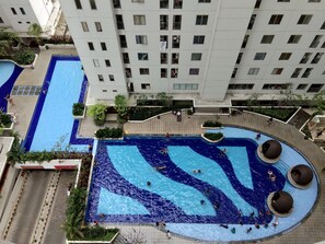 Ein Dachpool mit mehreren Bahnen und einem runden Bereich mit Sitzgelegenheiten.