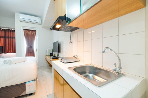 Room | Private kitchen | Fridge, stovetop, cookware/dishes/utensils - Elegant Studio Room The Springlake Summarecon Apartment (Bekasi)