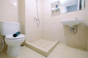 Ein Badezimmer mit Toilette, Dusche und Waschbecken.