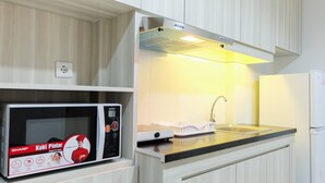 Una cucina moderna con forno a microonde, scolapiatti e forno integrato.