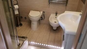 Camera doppia | Bagno | Doccia, set di cortesia gratuito, asciugacapelli, bidet