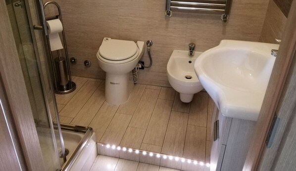 Double Room | Bathroom | Shower, free toiletries, hair dryer, bidet