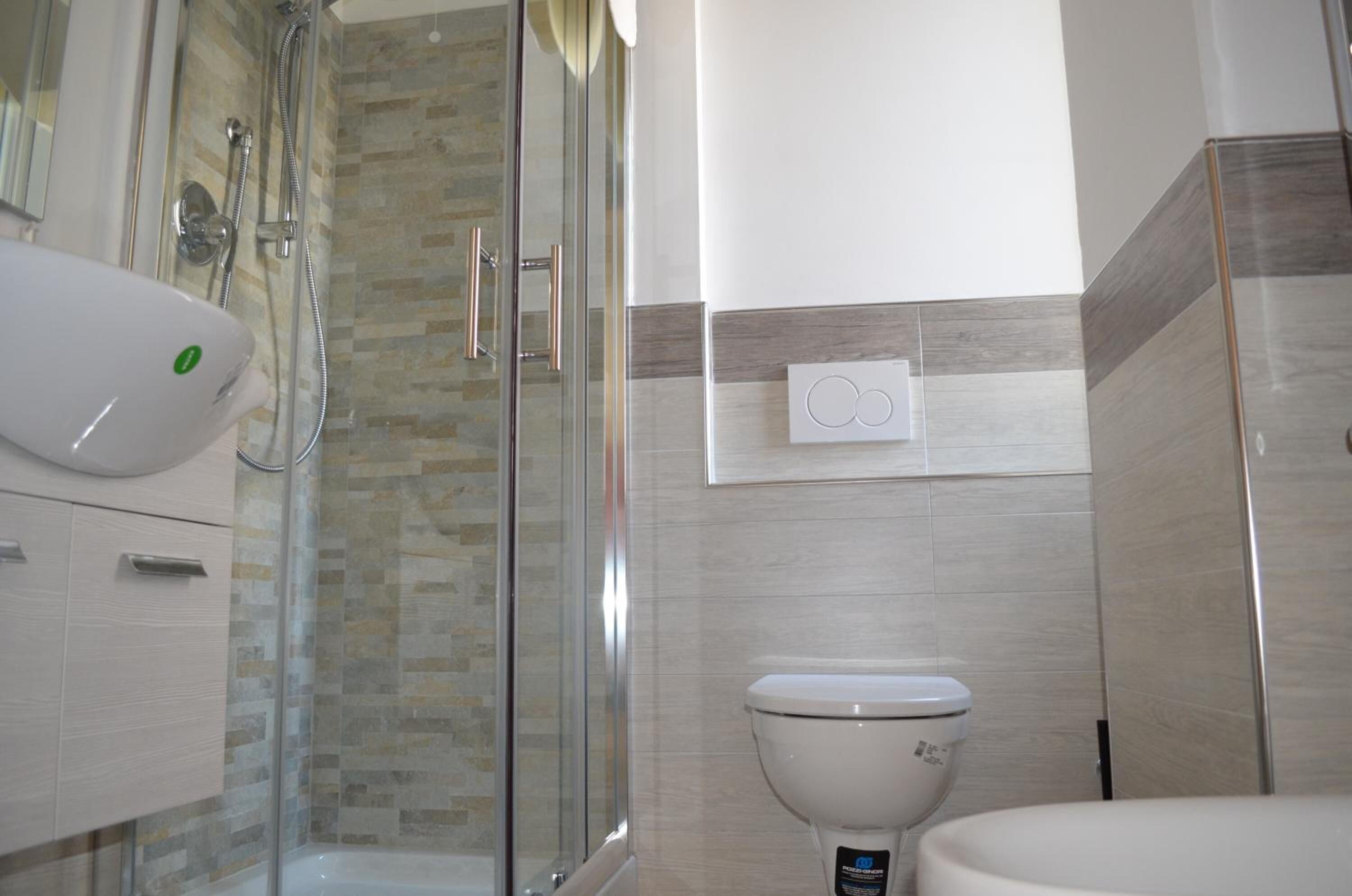 Doccia, set di cortesia gratuito, asciugacapelli, bidet