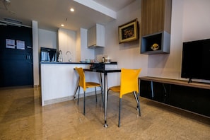 In-room dining - Elegant 1BR Branz BSD Apartment near AEON Mall (Pagedangan)