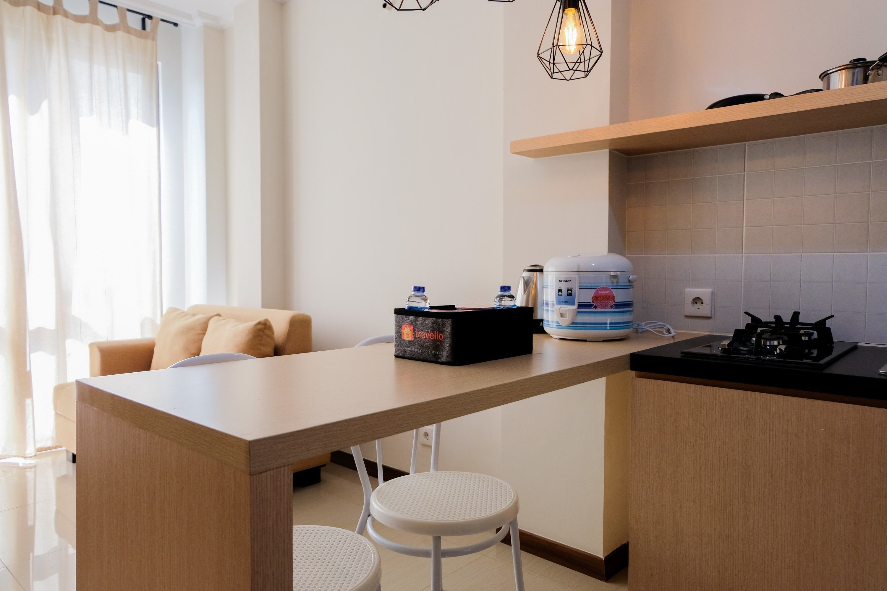 Una cocina moderna con encimera de madera, una cafetera y una estufa a gas.