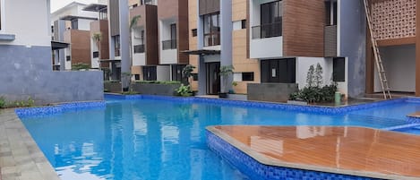 Una piscina al aire libre