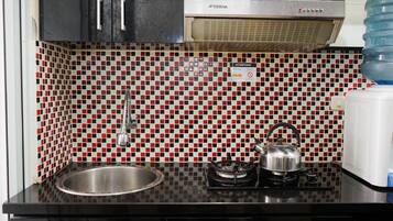 Room | Private kitchenette | Fridge, stovetop, cookware/dishes/utensils, dining tables