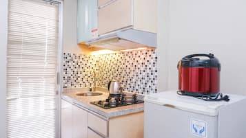 Kamer | Privékitchenette | Een koelkast, een magnetron, een kookplaat, een waterkoker